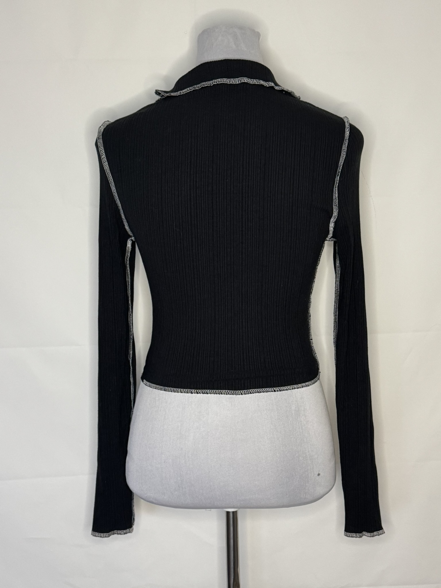 Černý crop top s dlouhým rukávem