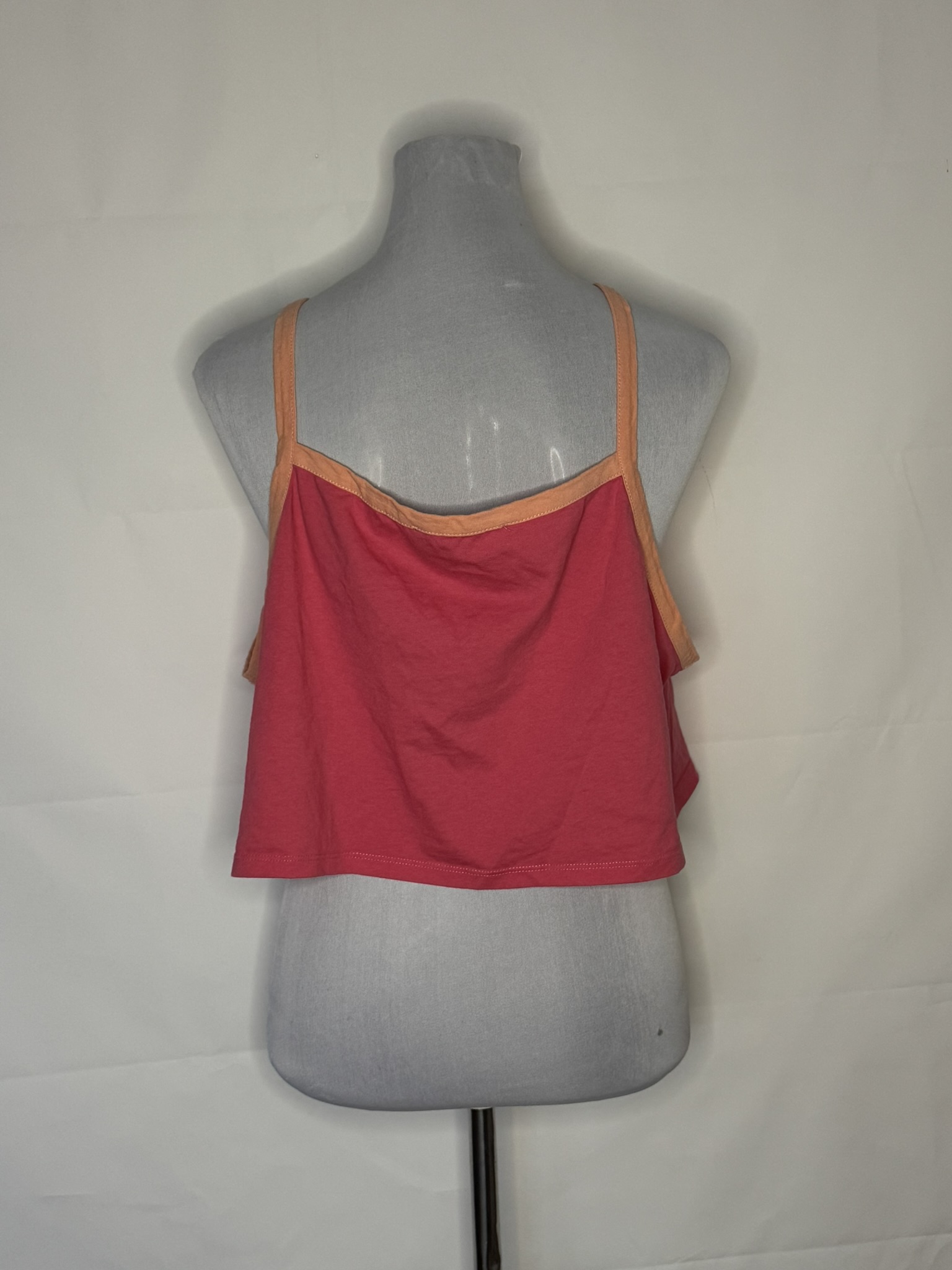 Růžový crop top s potiskem